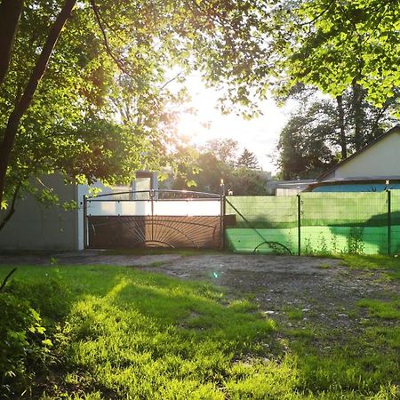 Geraumiger Wohnwagen Unter Baumen Neben Mur-Stausee Feldkirchen bei Graz Eksteriør billede