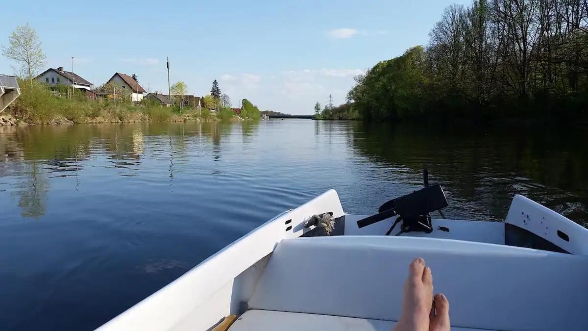 Geraumiger Wohnwagen Unter Baumen Neben Mur-Stausee Feldkirchen bei Graz Eksteriør billede